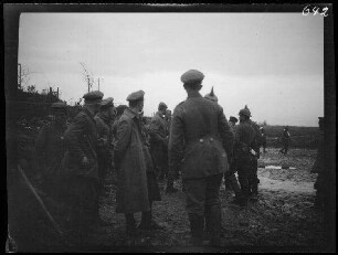 bei Neuville (=Neuville-Saint-Vaast, Dep. Pas-de-Calais, Frankreich): Ansammlung von Soldaten hinter einem Wall