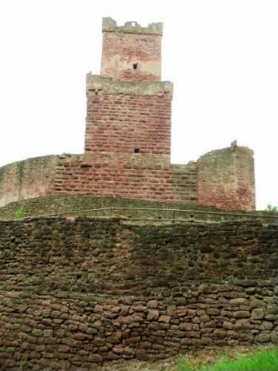 Ansicht von Süden mit Kernburg (abgestufter Bergfried über Mantelmauer) über äußerer Zwingermauer
