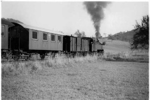 Strecke Jungingen - Killer, Lok 16, die Personenwagen von 1901 werden vom Berufsverkehr nach Gammertingen zurückgeführt
