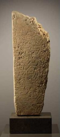 Linker Teil einer Stele mit 16zeiliger Inschrift