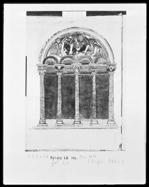 Evangeliar — Kanontafel mit Architektur und vier Evangelistensymbolen, Folio 2verso