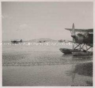 Wehrmachtssoldaten, Deutsche Wasserflugzeuge in Bereitschaft in einem Seehafen