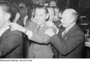 Gäste einer Betriebsweihnachtsfeier beim Tanzen einer Polonaise