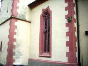 Stadtkirche - Kapelle im Nordwesten am Kirchturm mit gotischem Masswerkfenster sowie Reliefskuptur an der Westecke in Übersicht