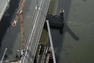 Ersatzneubau der Marienbrücke (Eisenbahnbrücke über die Elbe). Östlicher neuer Überbau mit 2 Gleisen während Bau des westlichen Überbaues. Luftbild-Schrägaufnahme von Nordnordost : Dresden. Ersatzneubau der Marienbrücke (Eisenbahnbrücke über die Elbe). Östlicher neuer Überbau mit 2 Gleisen während Bau des westlichen Überbaues. Luftbild-Schrägaufnahme von Nordnordost