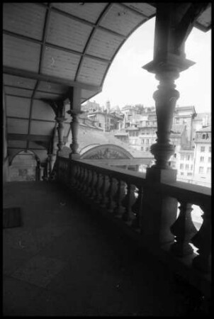 Fribourg: Säulenveranda des Rathauses