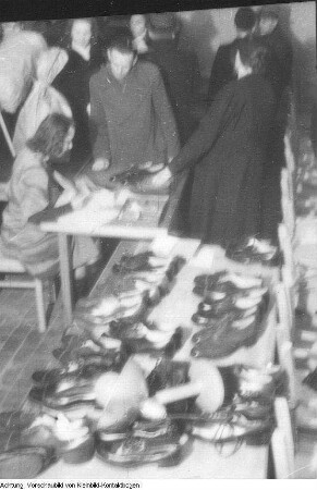 "Volkskontrolle". Verteilung beschlagnahmter Waren an Bedürftige und Schulkinder durch die Volkskontrolle, 1950