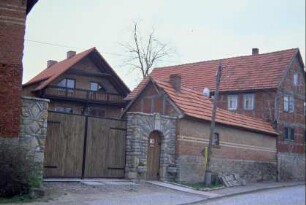 Hof mit erneuerten Mauerstücken und Pforte