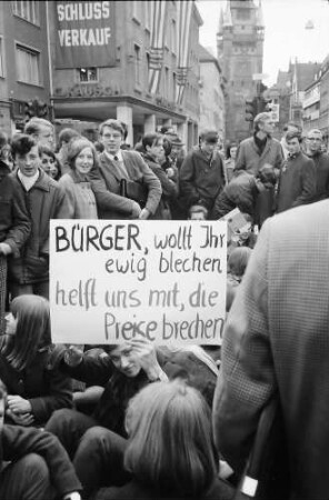 Freiburg: Demonstration gegen Straßenbahntarife; Sitzende Demonstranten auf der Kreuzung Bertoldsbrunnen
