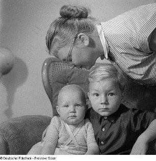 Porträt Mutter mit Kind und Baby