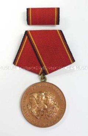 Verdienstmedaille der Nationalen Volksarmee in Bronze, mit Interimsspange und Etui