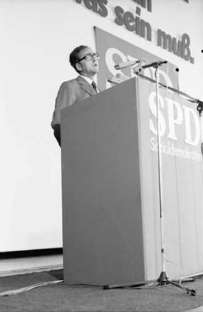 Freiburg: Stadthalle; SPD-Parteitag, Willy Brandt am Rednerpult