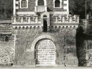 Meißen, Siebeneichener Straße 17. Wohnhaus (ehemaliger Gasthof?) (1851/1900). Vorbau
