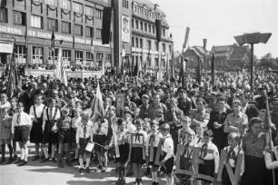 Erich Honecker auf einer Kundgebung in Bautzen : Erich Honecker auf einer Kundgebung in Bautzen, Platz der Roten Armee. Zuhörer