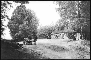 Schmannewitz. Hospitalhütte mit Pferdefuhrwerk