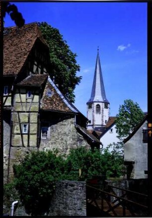 Michelstadt: Stadtmauer, Fachwerkgiebel, mit Kirchturm