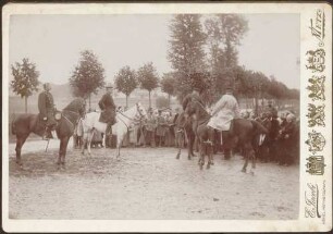 Großherzog Friedrich I. zu Pferd mit berittenen Adjutanten, vom Rücken gesehen.