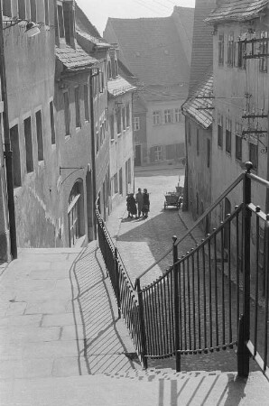 Blick in eine Gasse. Aufstieg zum Burgberg