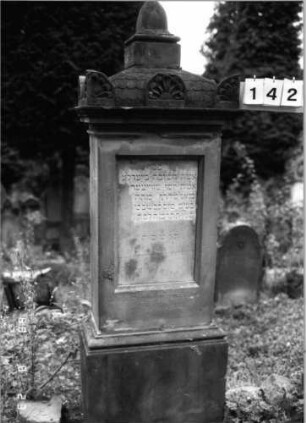Grabstein 142 (Index: 100096029) Maße HxBxT: 217x71x40 cm: Grabstein 142