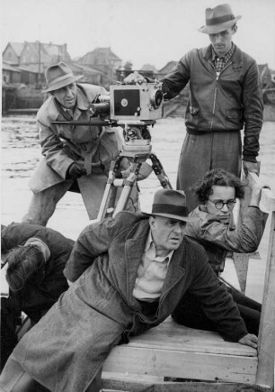 Hamburg. Dreharbeiten zum Kriminalfilm "Blockierte Signale", dem ersten westdeutschen Kriminalfilm nach 1945. Hier zu sehen Darsteller und Filmteam. Aufgenommen 1947