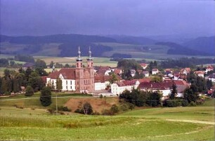 St. Peter: Gesamtblick vom Sauwasen auf St. Peter; dunkler Himmel