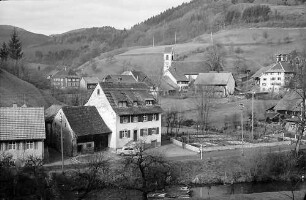 Dorfstraße mit Kirche von Tegernau