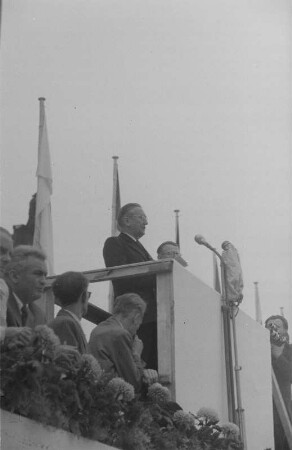 Internationale Friedenskundgebung der Fédération Internationale des Anciens Prisonniers Politiques (FIAPP) und der Vereinigung der Verfolgten des Naziregimes (VVN) : Blick auf die Tribüne