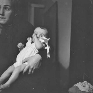 Säugling im Arm seiner Mutter