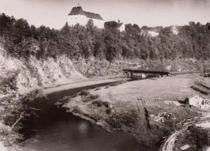 Burgk, Blick auf Schloss Burgk : Burgk. Schloß Burgk. Bogen der Saale und gedeckte Brücke. Blick nach Südosten