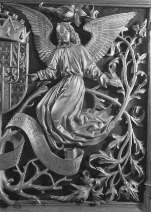 Grabmal der Maria von Burgund (+ 1482) — Untere Stirnseite — Rechter wappentragender Engel