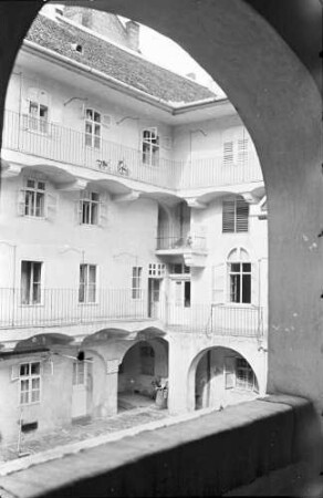 Ofen [Budapest]: großer Hof durch Bogen