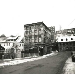 Reichenbach (Vogtland), Rotschauer Straße 1. Ehemaliger Gasthof (Wohnhaus) (um 1895). Ansicht von der Straßenbrücke über den Seifenbach