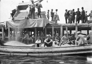Baltschik: Schiff beim Maisverladen