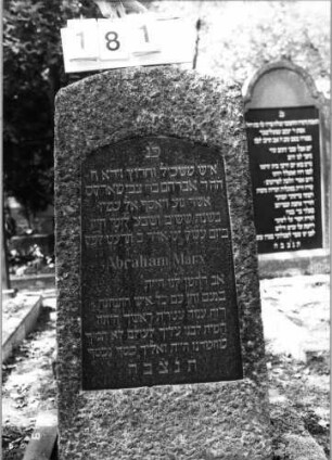 Grabstein 181 (Index: 100094342) Material: Granit Zustand: gut Maße HxBxT: 118x57x25 cm Beschreibung: kon. Stele, Segmentbogenabschluß, Schriftplatte Besonderheit: gereimter 5-Zeiler: Grabstein 181