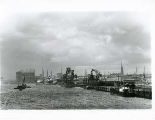 Hamburg. Hafen. Rechts der Kirchenpauerkai. Im Hintergrund das Gaswerk Grasbrook und die Silhouette der Innenstadt der Freien- und Hansestadt