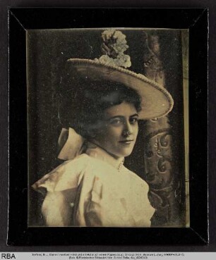 Dame in weißem Kleid und mit Hut (nach einem Papierabzug)