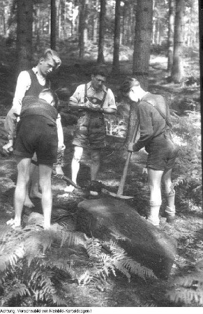 Sächsische Schweiz. Naturschutz-Wandergruppe am Zirkelstein. Wiedererrichten eines Gedenksteines, 1946