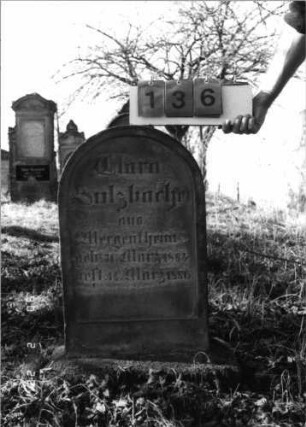 Grabstein 136 (Index: 100116064) Material: Sandstein Zustand: gut Maße HxBxT: 69x41x14 cm Beschreibung: aufgesockelte Stele mit eingetieftem Schriftfeld Besonderheit: Kindergrab: Grabstein 136