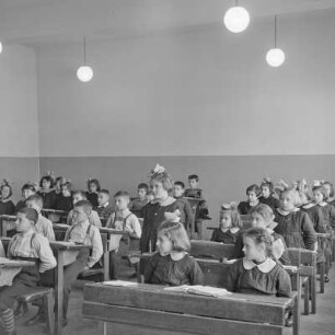 Schüler und Schülerinnen einer Grundschulklasse im Unterricht in Sofia