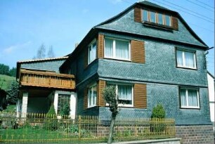 verschiefertes Haus mit neueren, großformatigen Fenstern