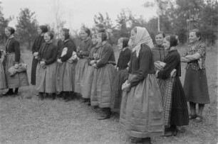 Jugendfest in Spreewitz. Zuschauerinnen. : Swjedźeń młodźiny w Sprjejcach. Přihladowarki.