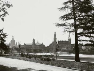 Blick vom Neustädter Ufer unterhalb vom Japanischen Palais über die Elbe gegen Augustusbrücke und Altstadtsilhouette