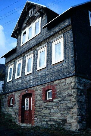 altes Schieferhaus mit Zwerchgiebel