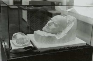 Gipsabguß von Lenins Totenmaske und seiner Hand