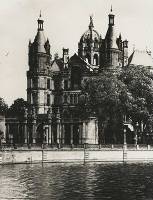 Hauptfront des Schweriner Schlosses (heute Sitz des Landtags) und Teil der Schlossbrücke