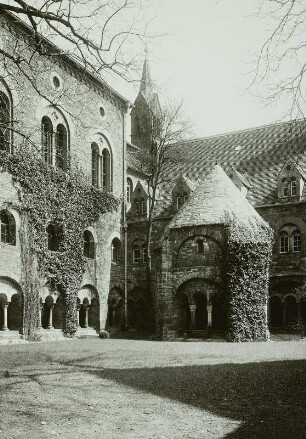 Mageburg, Liebfrauenkloster : Magdeburg. Liebfrauenkloster. Kreuzhof mit Brunnenhaus