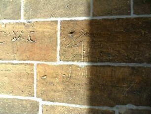 Ritterstift-Ansicht im Süden-Gotischer Chor-Basisbereich-Werksteine mit übergreifender Kreuzritzung im Detail