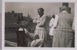 Antoinette von Werthern, Margarete Haccius (u. a.) erwarten den Vorbeiflug eines Zeppelins, Hannover 1929