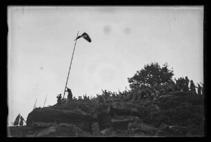 Hissen der Flagge mit Hakenkreuz auf dem Kaffelstein