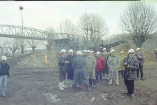 v Personengruppe, h Hochbrücke, von SW